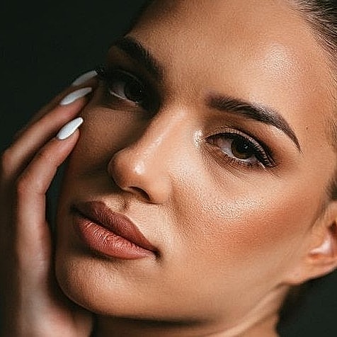 Close-up of a woman with stunning makeup.